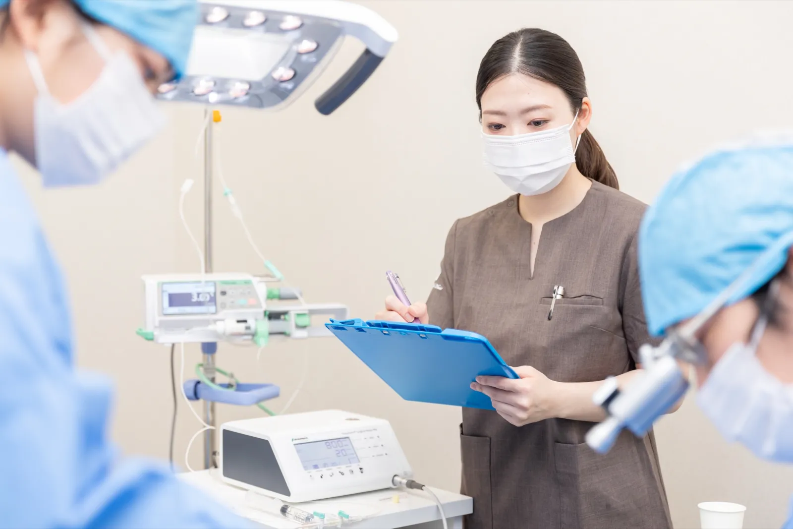 モニターを見ながら静脈内鎮静を管理する歯科医師