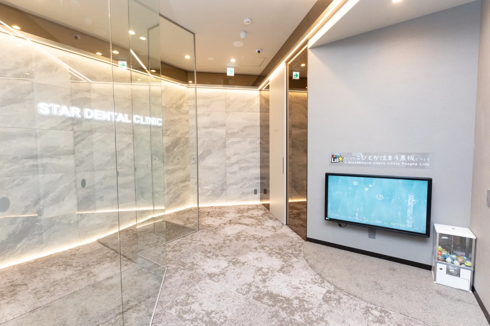 院内の入口（STAR DENTAL CLINIC のロゴ）